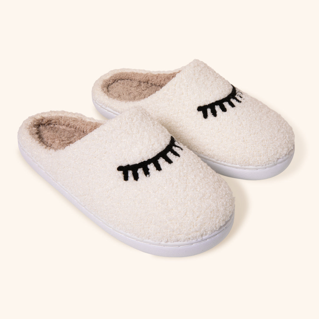 Chaussons Cosy Teddy avec un design de cils