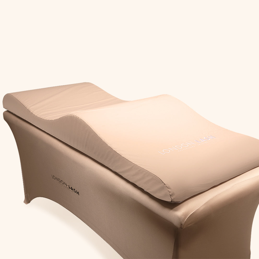 Surmatelas en mousse à mémoire pour lit de beauté, confort ergonomique, tendance beige, essentiel pour salon esthétique.