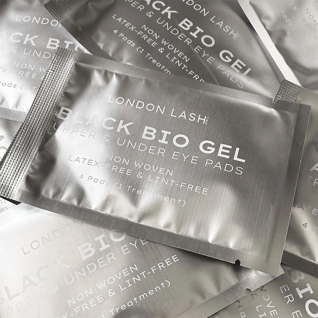 Ensemble de sachets individuels en aluminium argenté métallisé contenant les patchs noirs bio-gel pour paupières supérieures et contour des yeux London Lash.