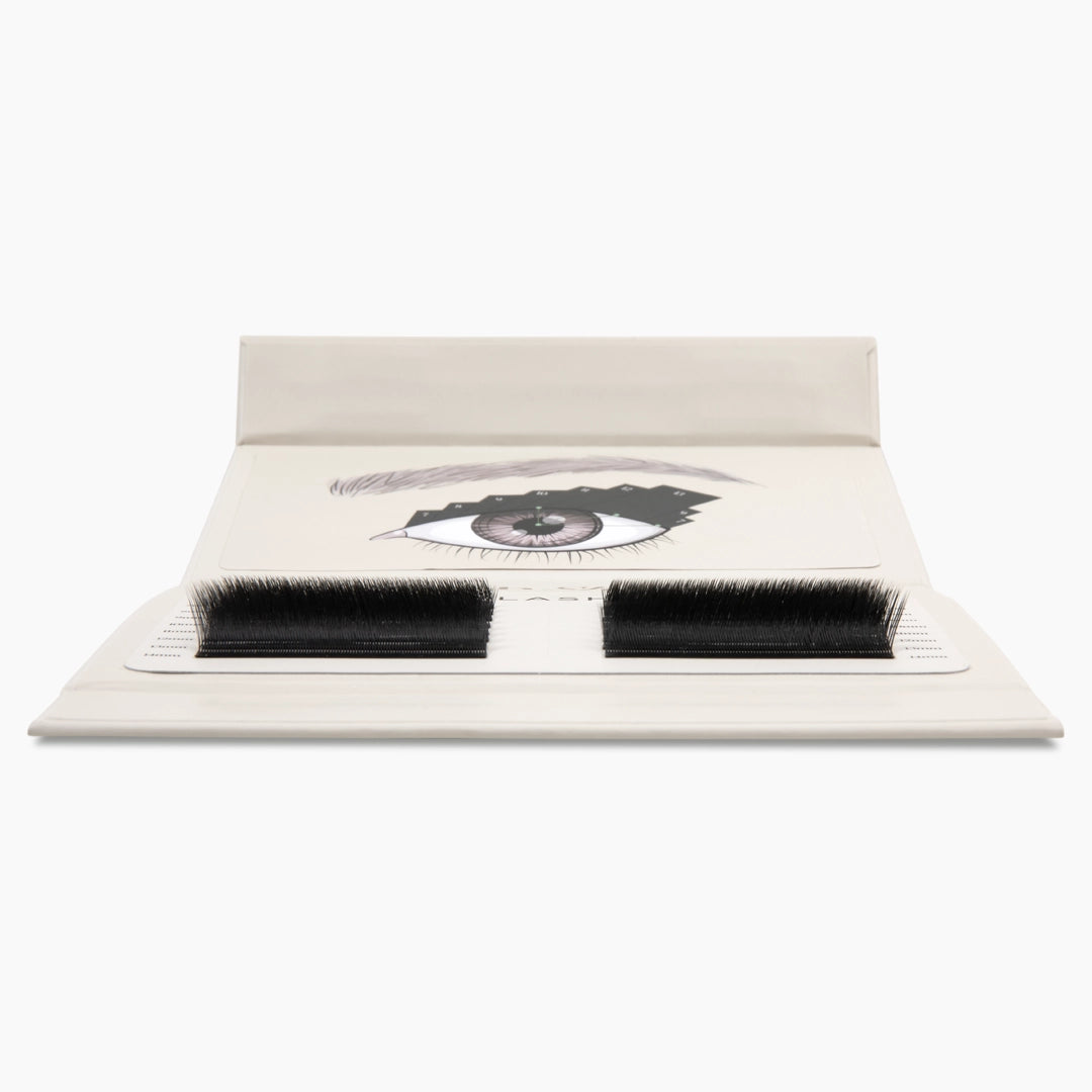 Vue de face d'une palette de cils ouverte mettant en valeur la courbure et la densité des bandes d'extensions de cils Kitten noires