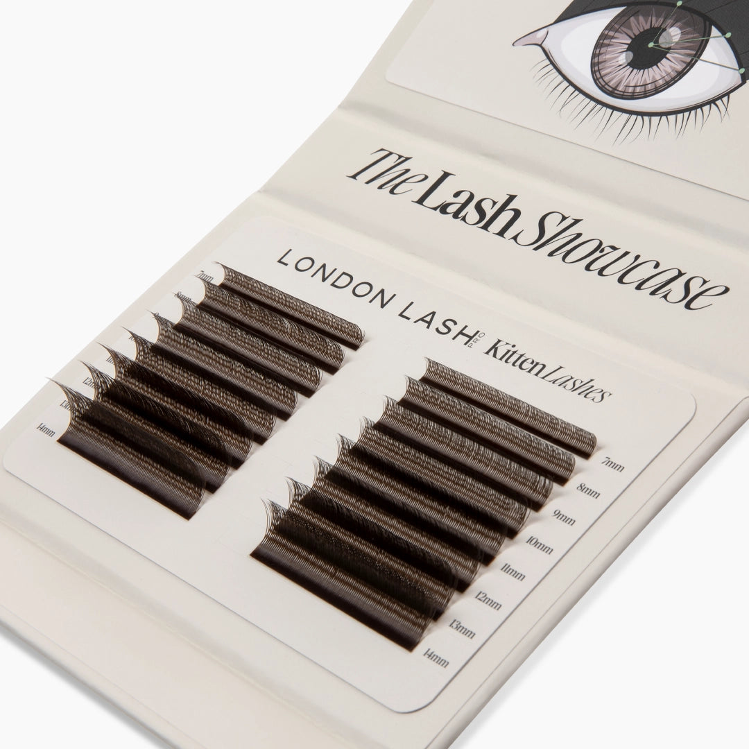 Vue en angle d’une palette de cils ouverte avec des rangées organisées d’extensions de cils Kitten marron, de 7 mm à 14 mm.