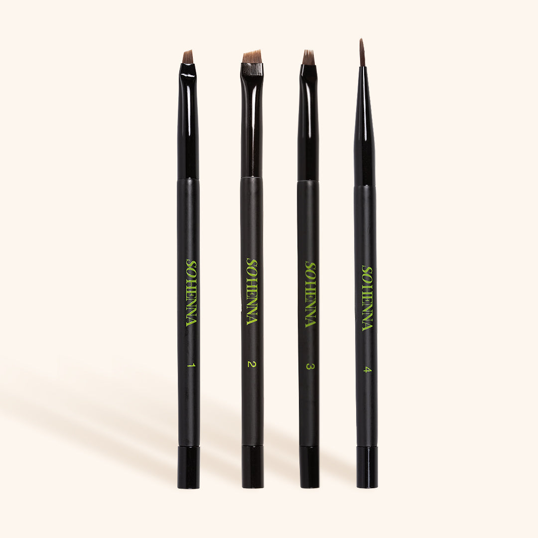 Quatre pinceaux distincts de la collection So Henna pour sourcils.