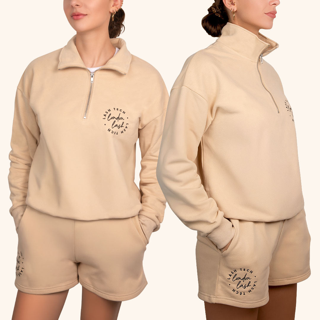 Deux modèles portant un ensemble harmonisé de short et hoodie, parfaits pour un look à la fois relax et stylé.